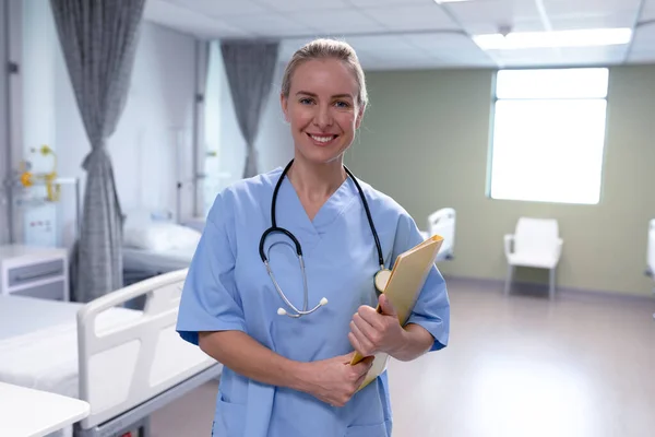 Ritratto Sorridente Dottoressa Caucasica Ospedale Con Camice Stetoscopio Possesso Fascicoli — Foto Stock