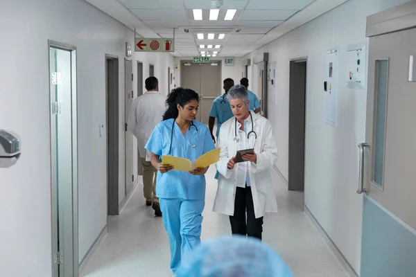 Divers Médecins Masculins Féminins Marchant Dans Couloir Hôpital Discutent Médecine — Photo