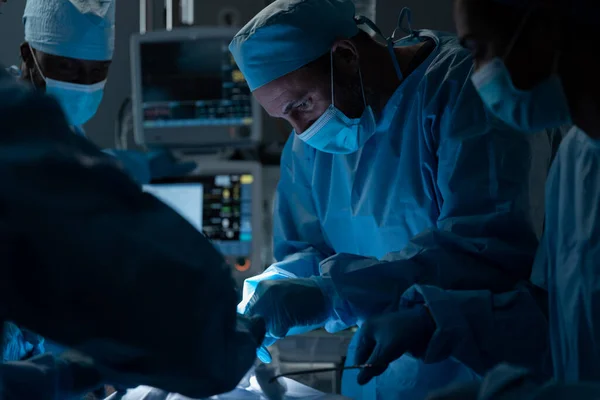 Kaukasischer Chirurg Mit Mundschutz Und Schutzkleidung Während Einer Operation Krankenhaus — Stockfoto