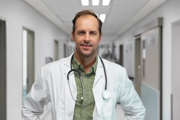 站在医院走廊里笑着的高加索男医生的画像 保健和保健服务 — 图库照片