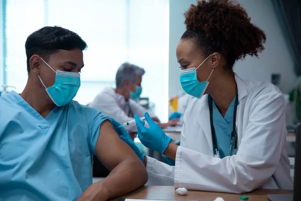 Gemengde Ras Paar Artsen Met Gezichtsmaskers Die Injecteren Medische Gezondheids — Stockfoto