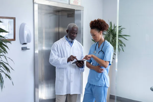 Diverse Ärztinnen Und Ärzte Nutzen Tabletten Und Diskutieren Krankenhausflur Mediziner — Stockfoto