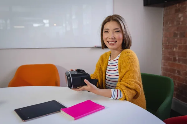 Портрет Щасливої Азіатської Бізнес Леді Сидить Роботі Тримаючи Набір Віртуальної — стокове фото