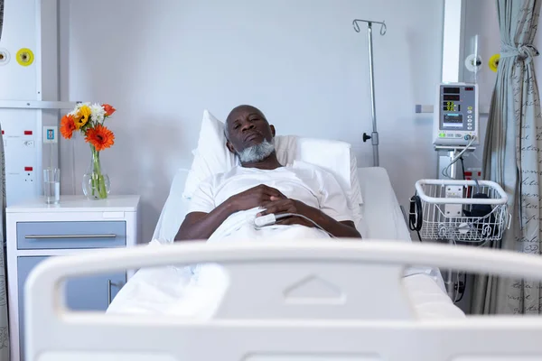 Ritratto Paziente Afro Americano Disteso Sul Letto Ospedale Che Guarda — Foto Stock