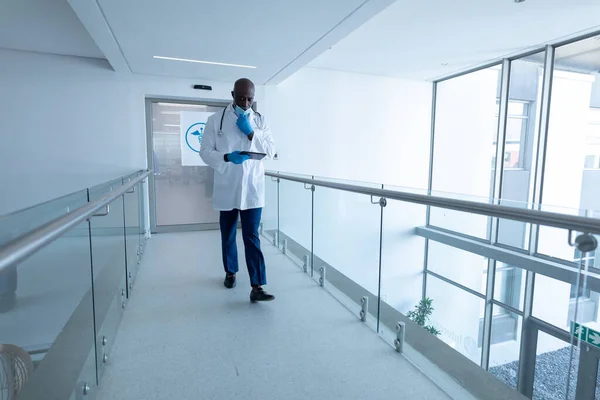 Portrait Médecin Afro Américain Marchant Dans Couloir Hôpital Portant Masque — Photo