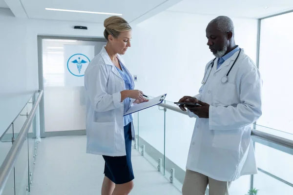 Diverse Ärztinnen Und Ärzte Füllen Dokumente Aus Und Verwenden Tabletten — Stockfoto