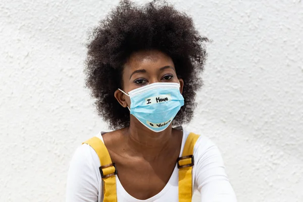 Yüzünde Maske Olan Melez Bir Kadının Portresi Coronavirus Covid Salgını — Stok fotoğraf