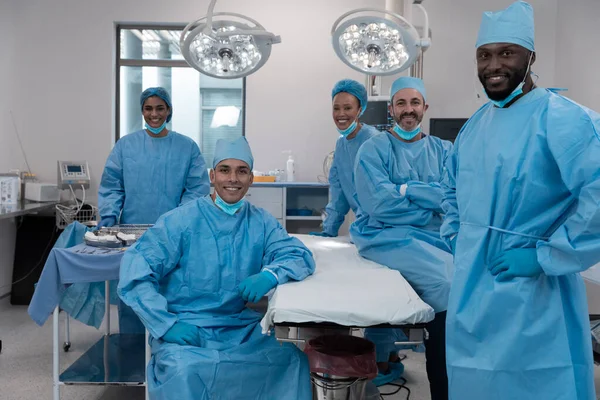 Leende Olika Kirurger Med Ansiktsmasker Och Skyddskläder Operationssalen Medicin Hälso — Stockfoto
