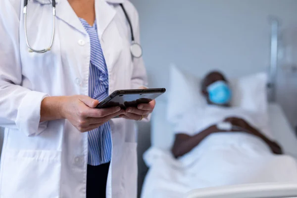 Parte Central Uma Médica Caucasiana Olhar Para Comprimido Lado Doente — Fotografia de Stock