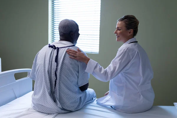 Médico Feminino Diverso Paciente Sexo Masculino Sentado Cama Hospital Sorrindo — Fotografia de Stock