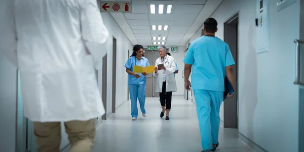 Verscheidene Vrouwelijke Artsen Lopen Door Ziekenhuisgang Discussiëren Medische Gezondheids Gezondheidsdiensten — Stockfoto