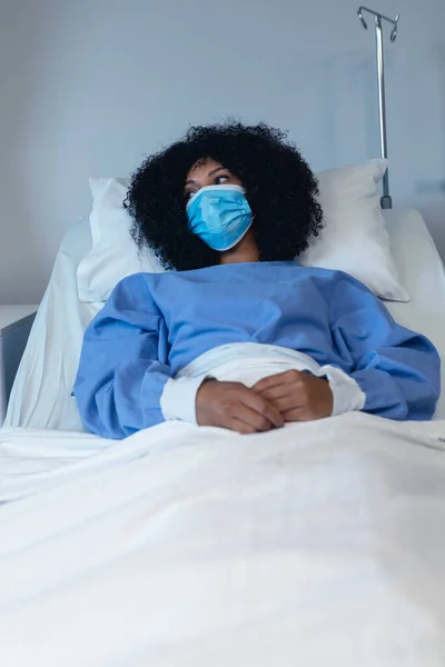 Afro Amerikaanse Vrouwelijke Patiënt Liggend Ziekenhuisbed Met Gezichtsmasker Geneeskunde Gezondheidszorg — Stockfoto