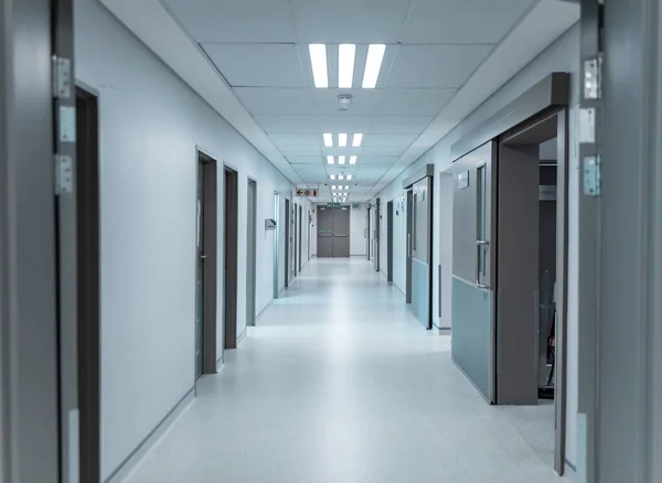 Tomma Rena Vita Korridorer Moderna Sjukhus Med Takbelysning Fodrade Med — Stockfoto