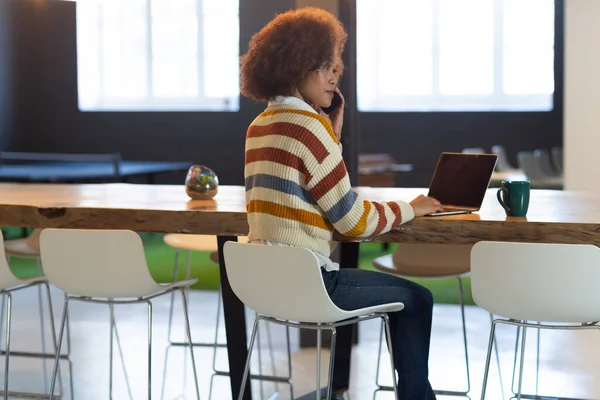 Mulher Negócios Raça Mista Sentada Mesa Conferência Com Laptop Conversando — Fotografia de Stock