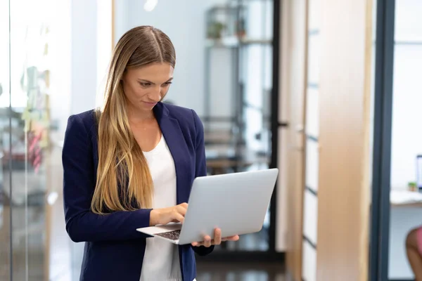 Smart Klädd Kaukasiska Affärskvinna Står Korridoren Med Hjälp Bärbar Dator — Stockfoto