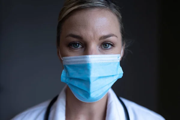 Portret Van Een Blanke Vrouwelijke Dokter Met Een Masker Die — Stockfoto