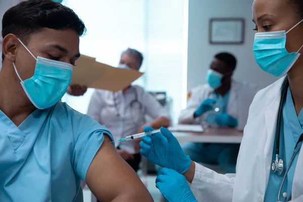 Gemengde Ras Paar Artsen Met Gezichtsmaskers Die Injecteren Medische Gezondheids — Stockfoto