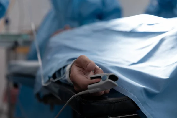 Ασθενής Ξαπλωμένος Στο Χειρουργικό Κρεβάτι Φορώντας Παλμικό Οξύμετρο Δακτύλου Στο — Φωτογραφία Αρχείου