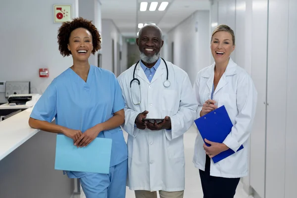 Portrait Three Diverse Male Female Doctors Standing Hospital Corridor Smiling — Stock Photo, Image