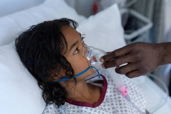 Mão Médico Masculino Colocando Ventilador Máscara Oxigênio Menina Mista Doente — Fotografia de Stock