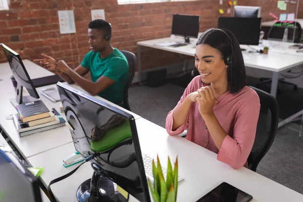 Diversos Colegas Masculinos Femininos Tendo Videochamada Sentados Frente Computadores Usando — Fotografia de Stock