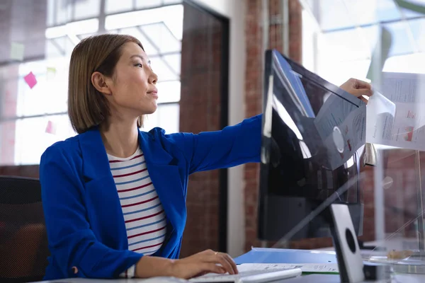 Donna Asiatica Fronte Computer Separati Scudo Starnuto Dando Documento Collega — Foto Stock