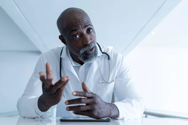 Médico Afroamericano Sentado Escritorio Hablando Haciendo Gestos Durante Consulta Videollamadas — Foto de Stock