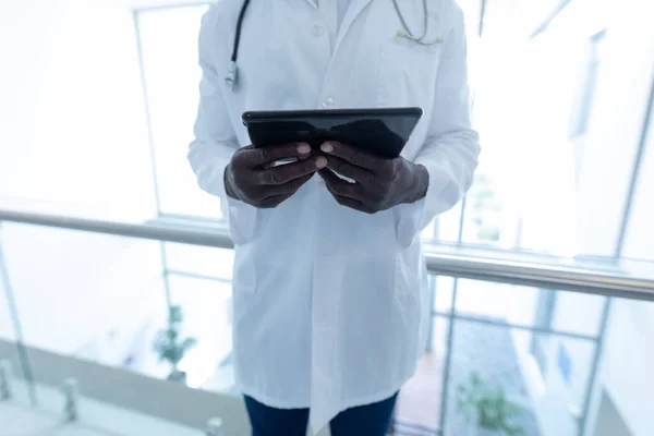 Sección Media Del Médico Masculino Pasillo Del Hospital Usando Tableta — Foto de Stock
