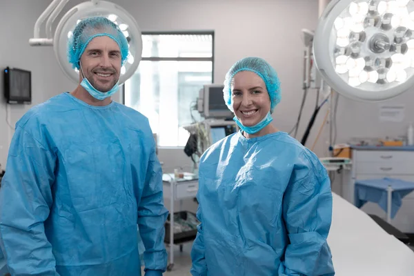 Portret Białych Chirurgów Stojących Sali Operacyjnej Masce Medycyna Zdrowie Opieka — Zdjęcie stockowe