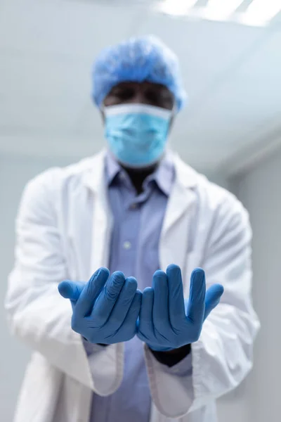 Portrait Médecin Afro Américain Portant Masque Facial Une Casquette Chirurgicale — Photo