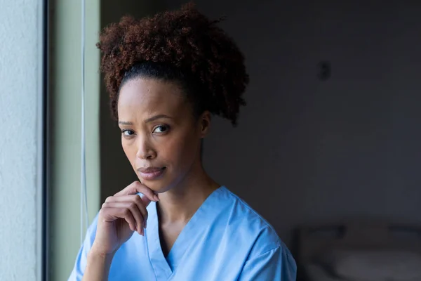 病院の患者室でカメラを探しているアフリカ系アメリカ人女性医師の肖像 医療サービス — ストック写真