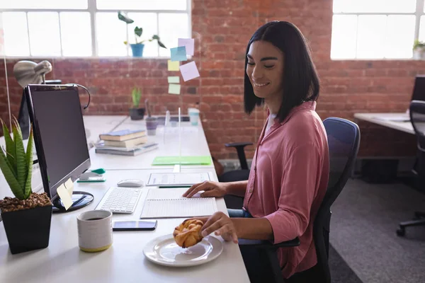 Mixed Race Businesswoman Sitting Office Front Computer Having Snack Independent — Stock Photo, Image