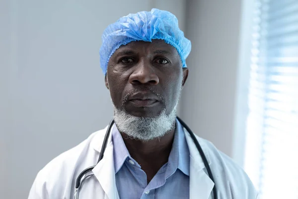 Porträt Eines Afrikanisch Amerikanischen Arztes Mit Operationsmütze Und Stethoskop Der — Stockfoto