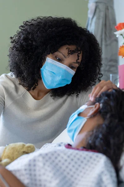 Mãe Raça Mista Filha Doente Máscaras Faciais Hospital Menina Segurando — Fotografia de Stock