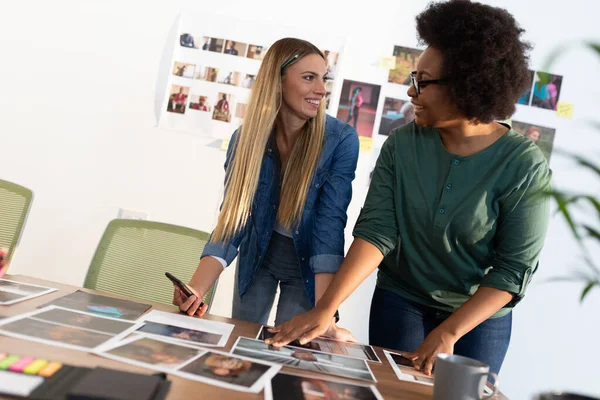 Olika Kvinnliga Affärskollegor Brainstorming Håller Smartphone Mötesrummet Oberoende Kreativ Verksamhet — Stockfoto