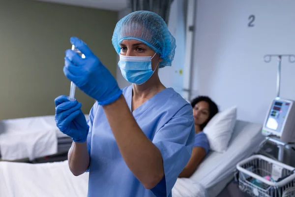 Doctora Caucásica Que Usa Mascarilla Facial Preparando Vacunación Para Paciente —  Fotos de Stock