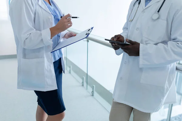 Midsection Diverse Male Female Doctors Holding Document Tablet Hospital Corridor — Stock Photo, Image