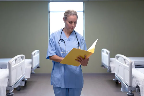 Doctora Caucásica Hospital Usando Uniformes Estetoscopio Leyendo Archivos Profesional Médico —  Fotos de Stock