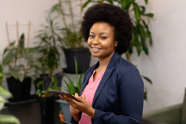 Ritratto Donna Affari Afroamericana Con Tablet Digitale Sorridente Alla Macchina — Foto Stock