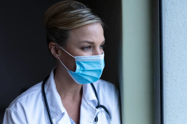 Porträt Einer Kaukasischen Ärztin Mit Maske Die Nach Vorne Blickt — Stockfoto