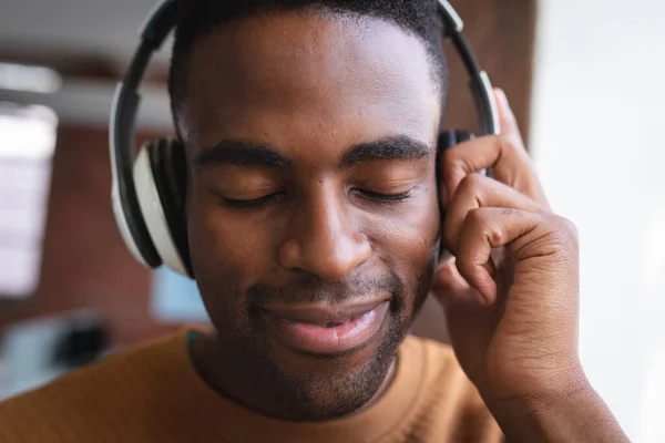 Afro Amerikalı Mutlu Adamının Portresi Kulaklıklı Müzikten Hoşlanan Bir Adamı — Stok fotoğraf