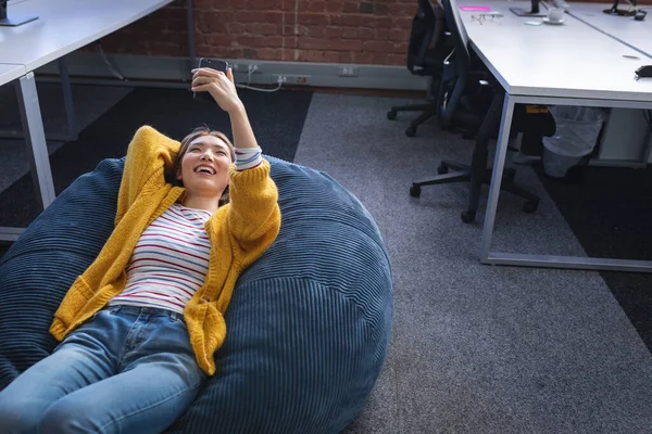 Heureuse Femme Affaires Mixte Refroidissant Dans Espace Détente Bureau Couché — Photo