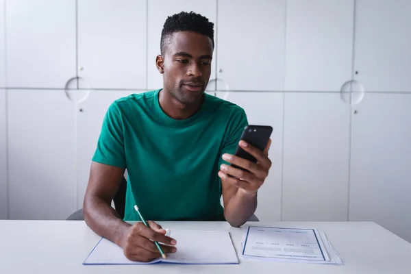 Der Afroamerikanische Geschäftsmann Sitzt Büro Telefoniert Mit Dem Smartphone Und — Stockfoto