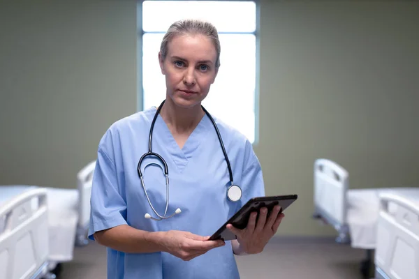 頭皮や聴診器保持タブレットを着て病院での白人女性医師の肖像画 医療従事者や医療従事者は — ストック写真