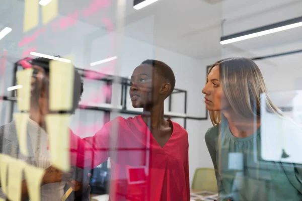 Diverse Collega Brainstormen Met Glazen Wand Vergaderzaal Business Een Modern — Stockfoto