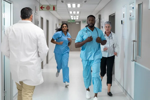 Diverso Grupo Doctores Doctores Corriendo Por Ajetreado Pasillo Del Hospital — Foto de Stock