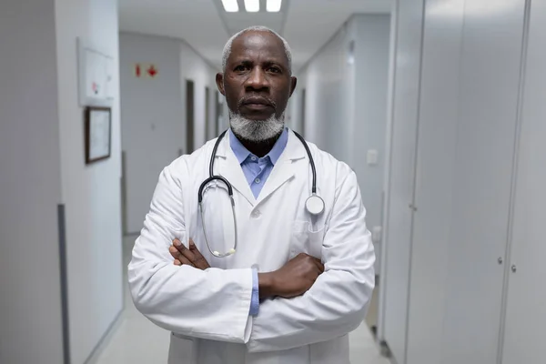 Portrait Homme Médecin Avec Stéthoscope Portant Blason Laboratoire Armoiries Croisées — Photo