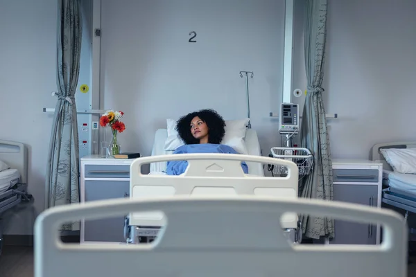 Nachdenkliche Afrikanisch Amerikanische Patientin Liegt Krankenhausbett Und Blickt Zur Seite — Stockfoto