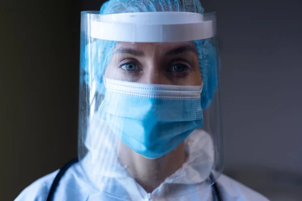 Beyaz Kadın Doktor Hastanede Kıyafet Yüz Maskesi Yüz Kalkanı Tıbbi — Stok fotoğraf