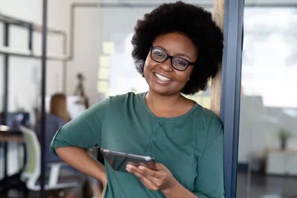 Retrato Empresária Afro Americana Segurando Tablet Digital Sorrindo Negócio Escritório — Fotografia de Stock